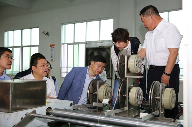 刘忠范参观暖丰电热自动化生产线